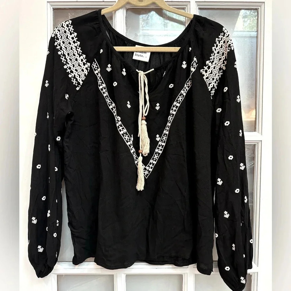 Dream State Black White Boho Embroidered Aztec Southwestern Tasel Blouse Size M